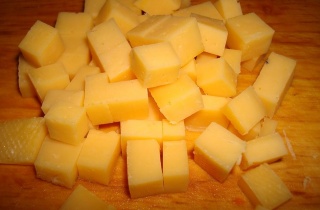 Салат из сыра и яблок - фото шага 1