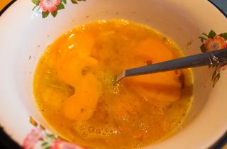 Яичница с колбасой и сыром - фото шага 1