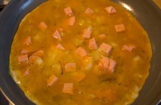 Яичница с колбасой и сыром - фото шага 6