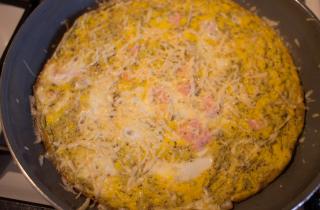Яичница с колбасой и сыром - фото шага 7