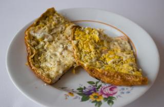 Яичница с колбасой и сыром - фото шага 8