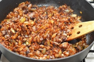Вкусный гуляш из говядины - фото шага 4