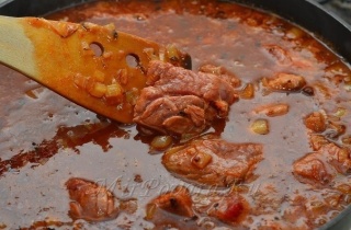 Вкусный гуляш из говядины - фото шага 7