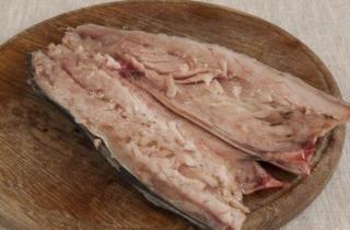 Запеченная скумбрия на костре на решетке - фото шага 3