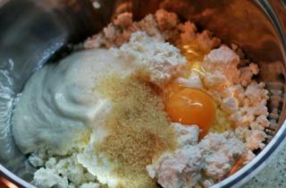 Легкая творожная запеканка с яблоками в мультиварке - фото шага 5