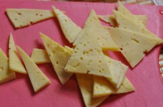 Новогодняя елка из сыра - фото шага 2