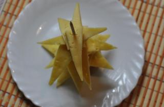 Новогодняя елка из сыра - фото шага 3