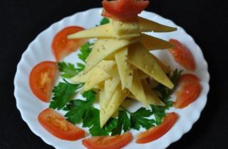 Новогодняя елка из сыра - фото шага 5