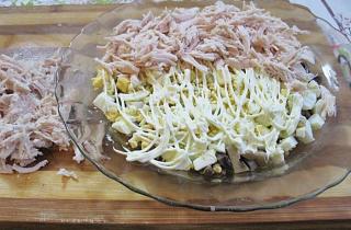 Салат из курицы с сыром и маринованными шампиньонами - фото шага 2