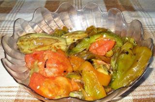 Салат к шашлыку из запеченных овощей - фото шага 2