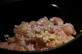 Домашняя пицца с курицей и сыром - фото шага 1