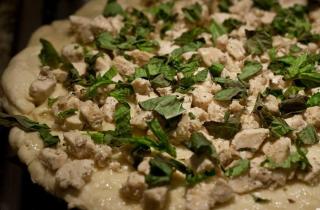 Домашняя пицца с курицей и сыром - фото шага 3