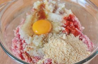 Мясной рулет с колбасой - фото шага 4