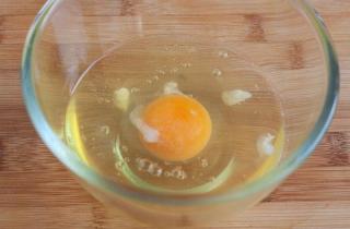 Омлет с творогом - фото шага 1