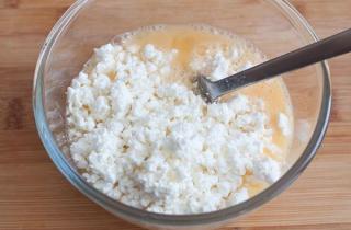 Омлет с творогом - фото шага 2