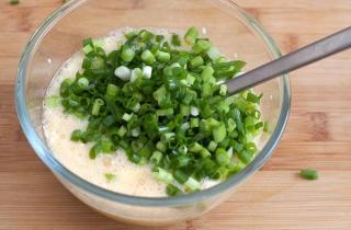 Омлет с творогом - фото шага 3