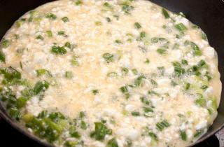 Омлет с творогом - фото шага 4