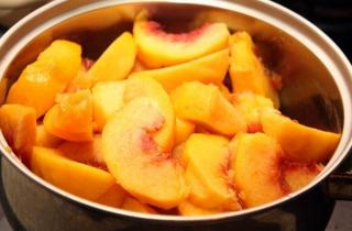 Ароматное желе из персиков - фото шага 1
