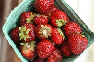 Клубничный суп с миндалем - фото шага 1