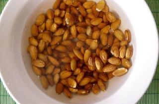 Клубничный суп с миндалем - фото шага 2