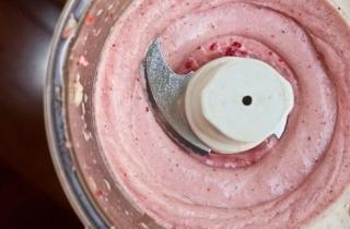 Клубничный суп с миндалем - фото шага 3