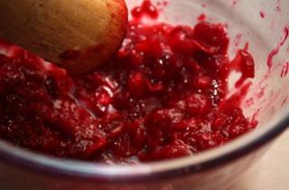 Клюквенный мусс с манкой - фото шага 1