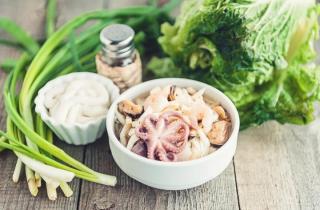 Салат из морепродуктов с зеленью - фото шага 1