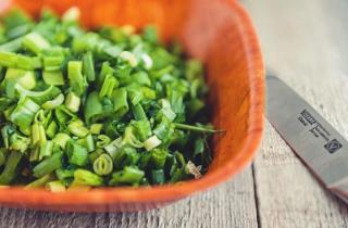 Салат из морепродуктов с зеленью - фото шага 4