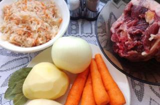 Деревенские щи с бараниной и квашеной капустой - фото шага 1