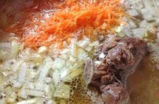 Деревенские щи с бараниной и квашеной капустой - фото шага 5