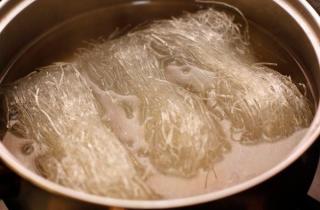 Китайская лапша с креветками - фото шага 1