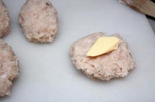 Котлеты из куриной грудки со сливочным маслом - фото шага 3