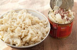 Макароны с тушенкой - фото шага 2