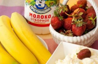 Молочный коктейль с бананом и клубникой - фото шага 1