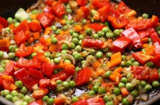 Рис со свининой, овощами и омлетом - фото шага 5