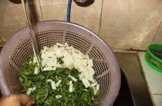 Салат из тушеной редьки - фото шага 1