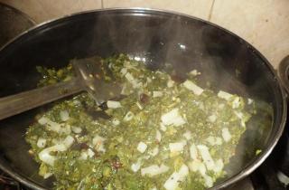 Салат из тушеной редьки - фото шага 8