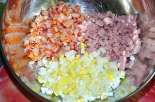 Салат в огуречных лодочках - фото шага 2