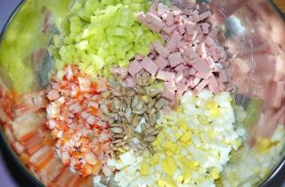 Салат в огуречных лодочках - фото шага 3