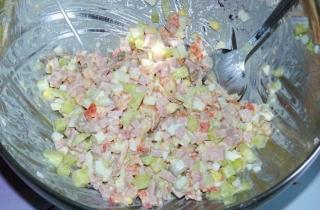 Салат в огуречных лодочках - фото шага 4