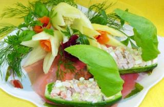 Салат в огуречных лодочках - фото шага 5