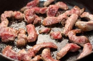 Тушеная говядина в красном вине - фото шага 1