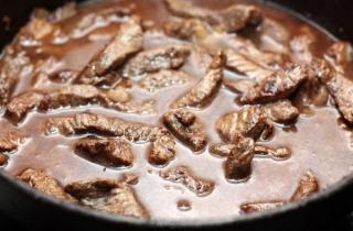 Тушеная говядина в красном вине - фото шага 6