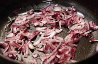 Тушеное мясо с черносливом - фото шага 4