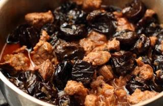 Тушеное мясо с черносливом - фото шага 7