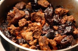 Тушеное мясо с черносливом - фото шага 8