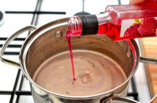 Горячий шоколад с ликером - фото шага 3