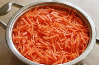 Морковная творожная запеканка с манкой - фото шага 1