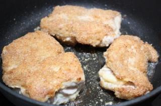 Рулетики из индейки с сыром в панировочных сухарях - фото шага 4