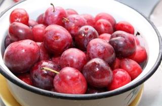 Сливовый компот на зиму - фото шага 1